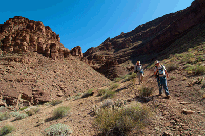 Following a dryfall bypass through Escalante Canyon